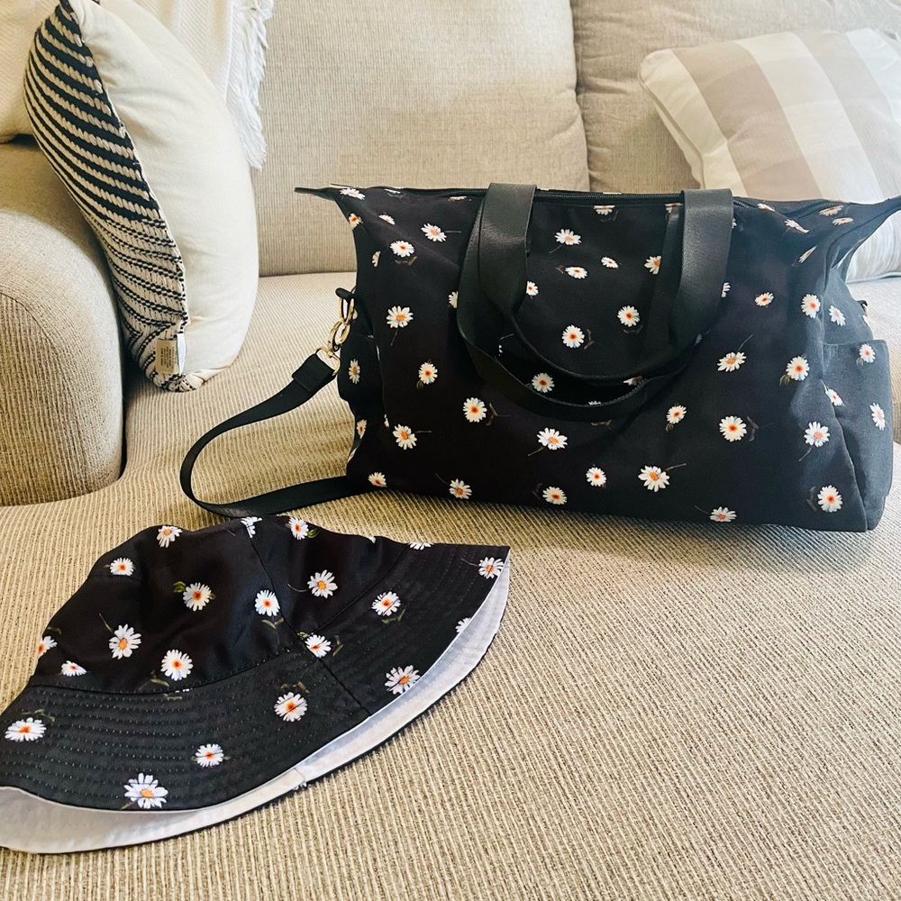 Alive & Olivia Daisy print Duffle Bag & Bucket hat